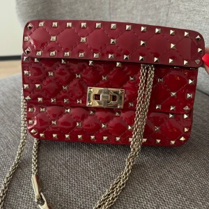 valentino Rockstudd - Säljer min fina väska från Valentino som är knappt använd. En jätte elegant å populär väska som inte finns att köpa längre i butik. Dustbag och kvitto medföljer vid köp! 