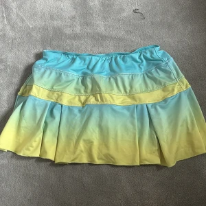 Tenniskjol - Supersnygg padel/tenniskjol. Midwaist med shorts innanför!