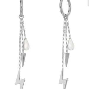 Silverörhängen med blixt och pärlor - Snygga silverörhängen med hängande kedjor, dekorerade med blixtformade detaljer och vita pärlor. Aldrig använt kommer ej gå lägre en 180 då dom är helt nya 