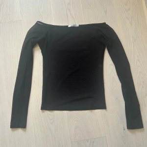 Mesh topp - Långärmad tröja från NAKD. Superfin bara som den är eller med ett linne under. Passar både till vardag och fest.💗☺️