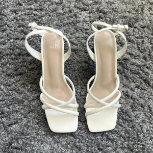 Vita klackskor  - Säljer nu mina XIT klackar jag hade på min bal 2024, väldigt bekväma och hade inga problem med att gå runt i dom under balen (använder inte klackskor ofta). Klacken är cirka 6cm. Nypris 500kr 💕Pris kan diskuteras!