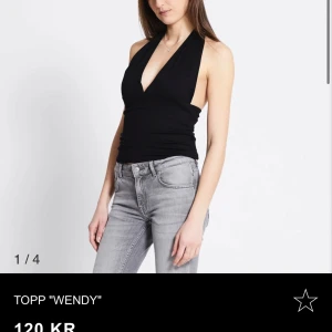 Svart halterneck topp 'Wendy' - Snygg svart halterneck topp från lager 157 med djup v-ringning och knytning i nacken. Toppen är ärmlös och har en tight passform som framhäver figuren. Aldrig använd ❤️