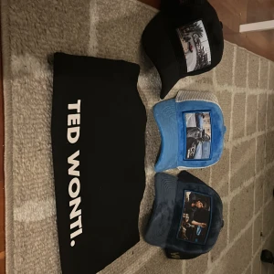 Kepsar med tryck - Säljer 2  kepsar med unika tryck på en med scharface,  och en med BMW Lorre. Alla kepsar för 500 kronor ingen är använd, bara den svarta är såld finns två kvar