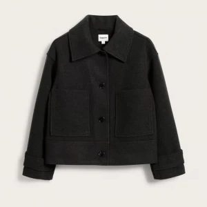 Svart kappa - Säljer en fin svart kappa i storlek xs, den är i fint skick 💓skriv privat för fler bilder, Nypris: 900