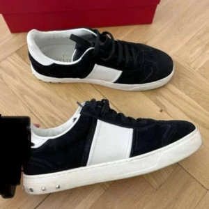 Valentino flycrew - Intressekoll på dessa sjukt feta Valentino flycrew skorna i svart mocka, skorna är i mycket fint skick och ALLA nitar är kvar. Skorna är i storlek 41,5 men passar upp mot 42,5. Allt og medföljer, box, 2 dustbags och extra skor snören. Kontakta mig via funderingar! 💛