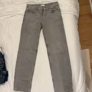 Helt oanvända gråa jeans från Gina tricot som är mid waist/ low 💕