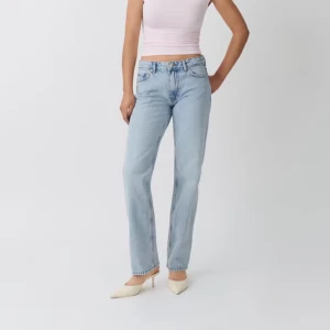 Ljusblå jeansbyxor - Snygga jeans som blivit för små, men perfekta för sommaren! Modellen heter low straight jeans och köpte för 500kr men säljer för 300kr. Pris kan alltid diskuteras men du står för frakt och jag tar inte ansvar för postens slarv 💖