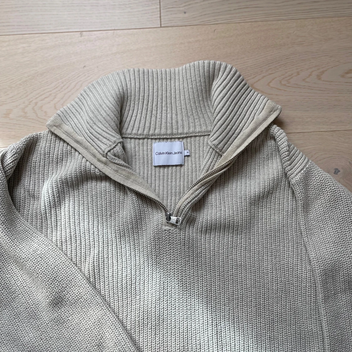 Beige stickad tröja från Calvin Klein - 1