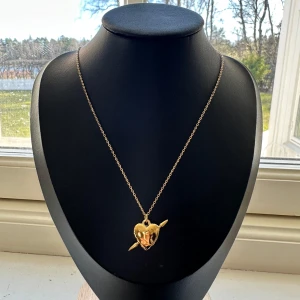 Maria Nilsdotter ” Tuvstarr” Halsband  - Ett inspererat Halsband av Maria Nilsdotters Tuvstarr. Inspererat halsband av Maria Nilsdotter.  Kedjan är 40cm med går att förlänga med ytligare 5 cm. Halsbandet är rost och nickel fritt. Vid mer frågor är det svar att höra av sig ☺️