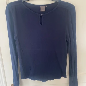 Mörkblå blus - Snygg mörkblå blus med långa ärmar, är i fint skick utan stora tecken på användning💕