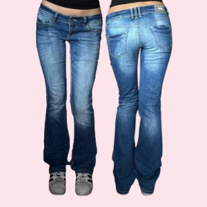 Lågmidjade jeans mörkblå - Lågmidjade bootcut jeans i mörkblå färg💓Dm för mer info🤗.                                Lågmidja low rise g rise low waist bootcut flare jeans ljusblå ljusa jeans miss me true religion rock republic Victoria beckham crazy age vintage second hand 2000s 90s 80s 70s coola fickor y2k Stockholmsstil stickad kofta zara weekday jeans blus H&M zadig isabel marant skor balklänning boho chic 