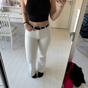 Svart ribbad polotopp - Snygg svart ribbad polotopp med ärmlös design. 