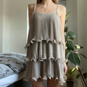 Populär H&M volangklänning - Så fin populär och slutsåld H&M volangklänning🌸🌸💕💕🤗