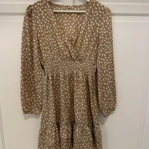 Beige klänning  - Säljer denna super fina klänning som tyvärr inte kommer till användning längre nypris 300kr 