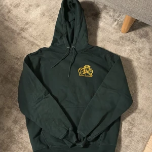 Mörkgrön hoodie från Polar Skateboards - Säljer en mörkgrön hoodie från Polar Skateboards med coolt gult tryck fram och bak. Perfekt för skate eller chill dagar. Hoodien har en baggy passform med justerbar huva och känguruficka. Skicka ett meddelande om du är intresserad! 🛹