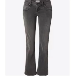 Grå bootcut jeans - Snygga grå bootcut jeans med låg midja. Perfekta för en avslappnad stil. Klassisk femficksdesign och knappgylf.