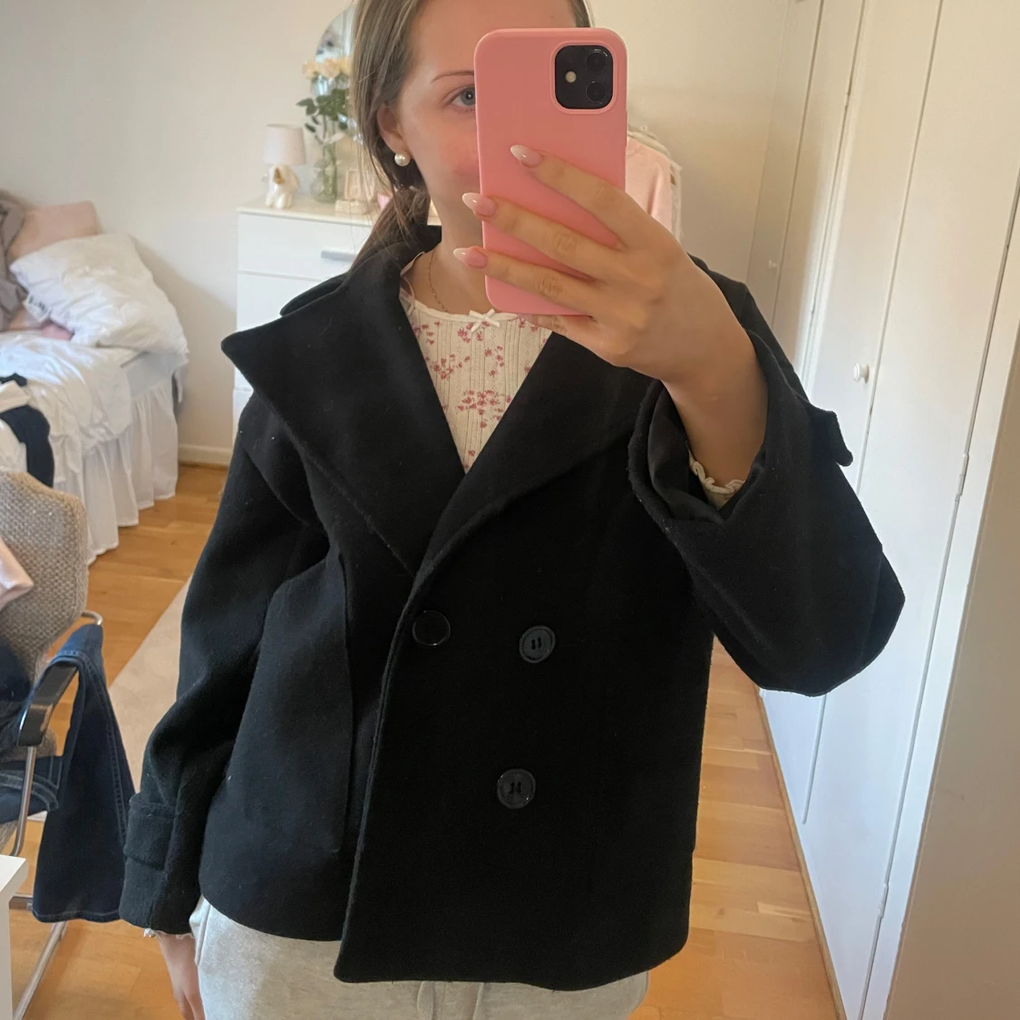 Svart kappa med knappar - 2