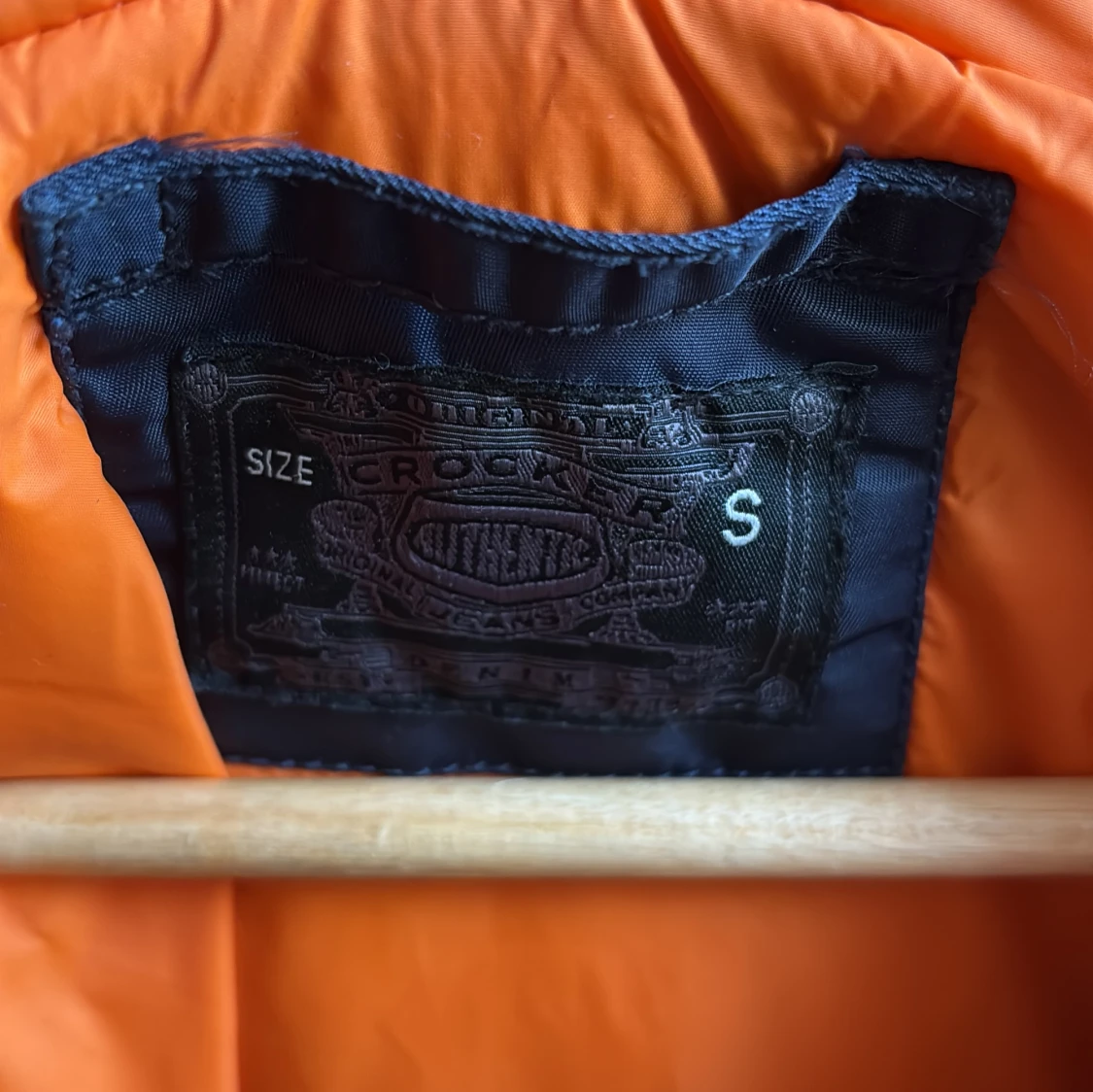 Svart bomberjacka med pälsdetaljer - 2