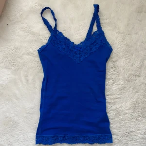 Blå spettstopp från Abercrombie & Fitch - Säljer detta blåa linne med spets från abercrombie & fitch!💗💗 Linnet är i storlek XS och är i superbra skick!!❤️ Finner ings hål eller slitningar💓💓