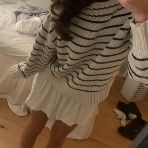 Randig stickad tröja från Gina Tricot - Säljer denna as snygga tröja från gina i storlek M. Perfekt till kallare sommarkvällar och att ha året runt med snygga byxor. Säljs då den inte kommit till användning på länge. Tröjan har långa ärmar och en bekväm passform med ribbade muddar vid ärmslut och nederkant. Perfekt för en stilren look!😊