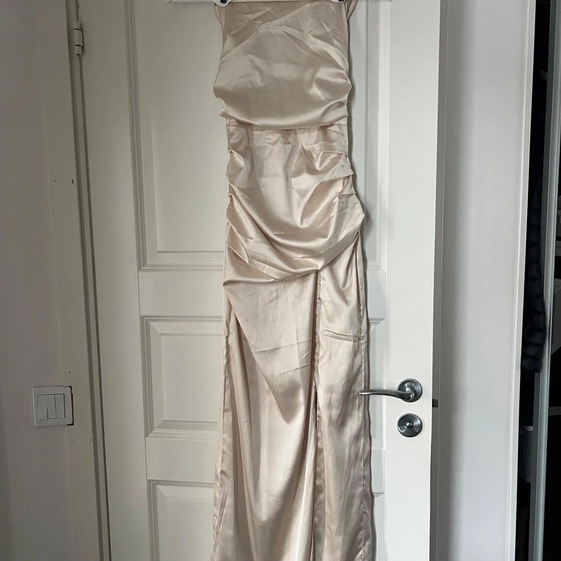 Champagnefärgad långklänning  - 1