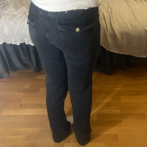 Svarta bootcutjeans full length - Jättesmickrande bootcutjeans med knappficka från Lager 157. Endast provade, ej använda. Modellen ”90’s boot” i stolek S full length. 