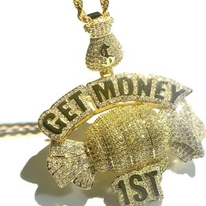 Guldhalsband med text 'Get Money 1st' - Unikt guldhalsband med en stor hängande berlock som har texten 'Get Money 1st'. Berlocken är dekorerad med glittrande stenar och en pengasäck. Kedjan är robust och matchar berlockens design.Description] Size: (L)48+20mm× (W)61mm, weight 46g. Ornate shiny round cubic zirconia inlay. And comes with 24" stainless steel rope chain or tennis chain. Elegant and dazzling choice for your loved one.