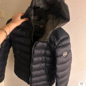 Svart dunjacka från Colmar - Populär jacka från colmar , nypris 5500 då den är väldigt slutsåld där av priset, dm för fler bilder, nästan aldrig använd och mycket bra skick. Sorlek xs men skulle säga att den passar S också , pris kan absolut diskuteras
