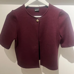 Vinröd kortärmad kofta från Gina tricot! ❤️ - Fin vinröd kofta från Gina! Använd endast fåtal ggr, som ny! ❤️