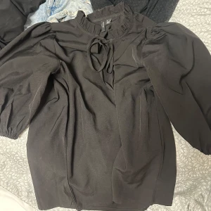 Svart blus - Svart blus från Vero&Moda i storlek xs!🥰