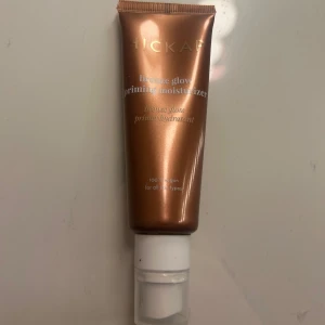 Bronze Glow Priming Moisturizer från HICKAP - Säljer en Bronze Glow Priming Moisturizer från HICKAP. Denna primer ger en strålande bronzig lyster och är 100% vegansk. Passar alla hudtyper och kommer i en praktisk tub med pump. Endast testad 