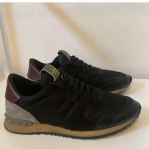Valentino rockrunners för bra pris! - Ett par Riktigt feta Valentino rockrunners, perfekta för våren🍃|| cond: 8,5/10🧼|| äkta, finns serienummer#️⃣|| storlek 40 men passar dig med 41 alldeles utmärkt❗️|| har du frågor är det bara att höra av dig🤙❗️priset är ej hugget i sten🪨