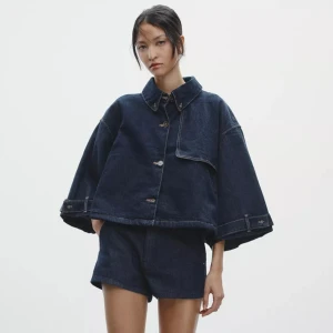 Mörkblå zara jacka - Säljer den helt slutsålda trendiga zara jackan! Helt ny med prislapp kvar. Såå najs😚🙌🏽🪽🪷