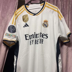Real Madrid Camavinga tröja  - Säljer denna Real Madrid tröja med Camavinga på ryggen. Det ingår även shorts till, tröjan är i bra skick och använd ett fåtal gånger! Skriv vid frågor. ☺️