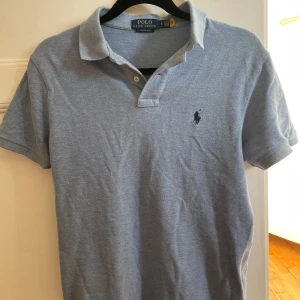 ljuslå pikétröja från Ralph Lauren - Tja, säljer min assnygga piké från ralph lauren! Har tyvärr växt ut piken därför säljer jag den. Storlek S men passar XS. Har haft tröjan ett tag men inga defekter alls skick 8/10. Om du har frågor hör av dig!