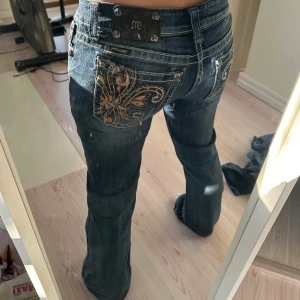 Miss Me Jeans med broderade fickor - Coola och unika Miss Me jeans med broderade fickor😻De är lågmidjade med en svag bootcut, storleken passar mig som är en typisk S/36/38 och 167 cm! 