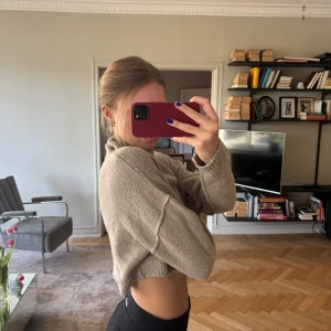 Beige croppad polotröja - Säljer en snygg beige croppad polotröja med långa ärmar. Perfekt för en stilren och avslappnad look. Tröjan har en mjuk och bekväm passform💕💕