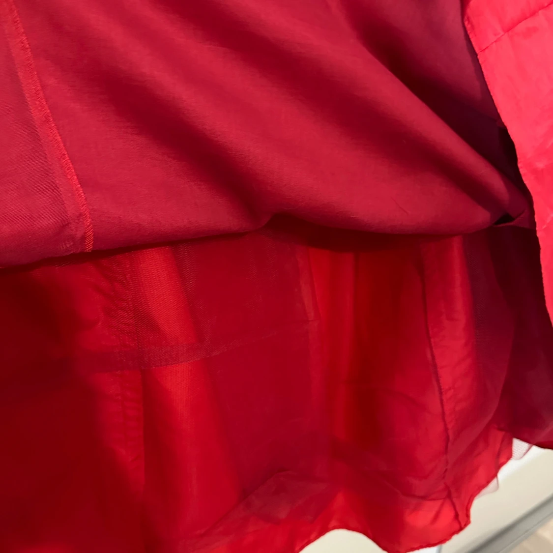 Röd långklänning med dekorativ detalj - 4