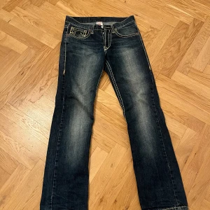  True Religion jeans - Jättesnygga trueisar som är för stora. Dem är lite långa på mig o jag e 160 typ. De har straight leg passform. Tror det är killbyxor? Pris kan sänkas vid snabbt köp 😻