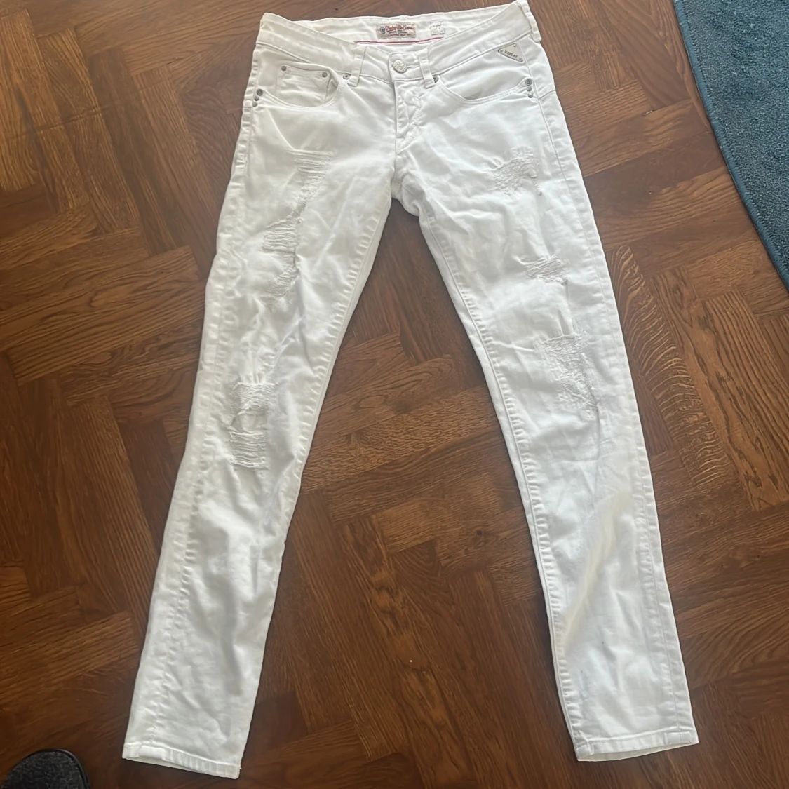 Unika jeans från Replay med slitningar - 1