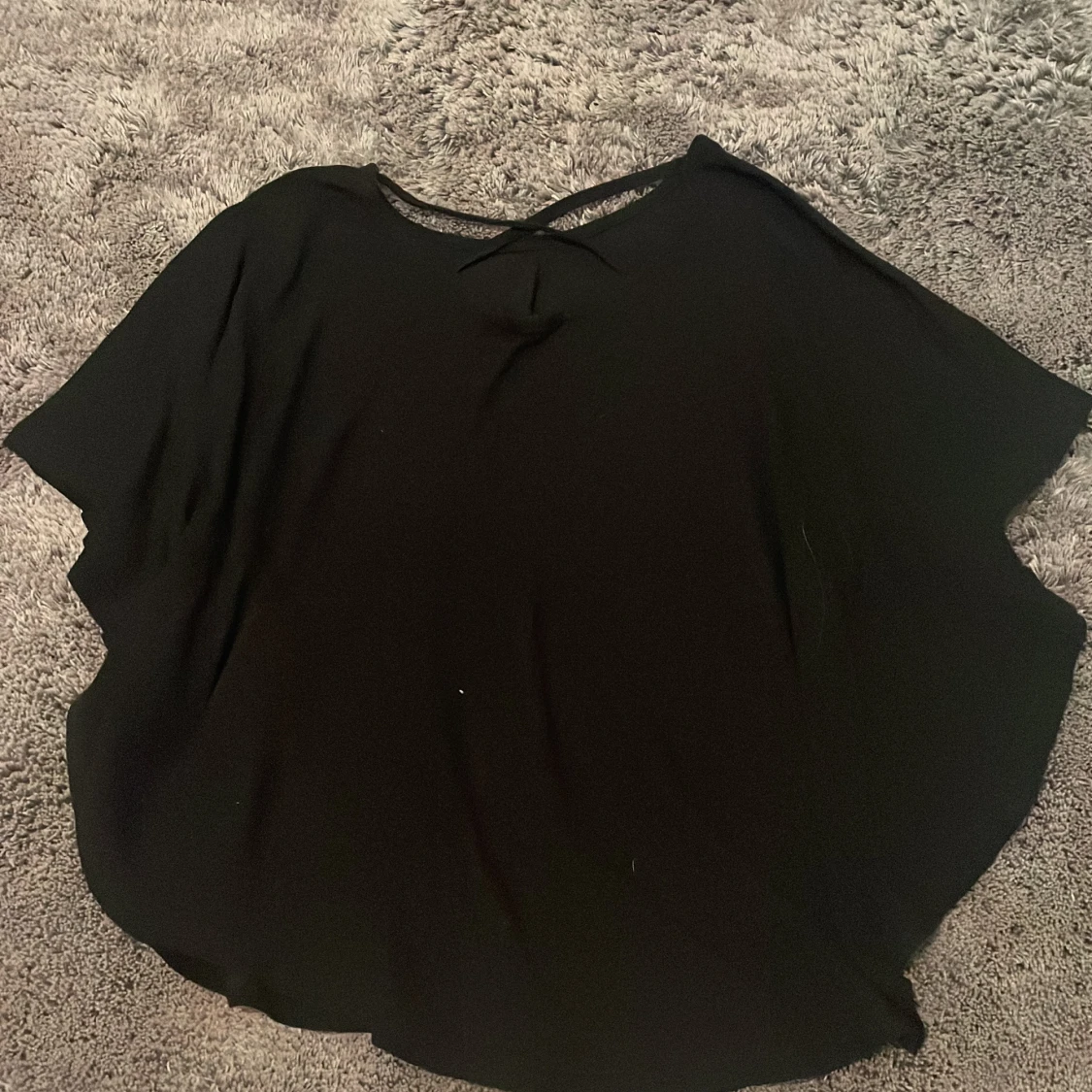 Svart topp med fjärilsdetalj - 2