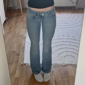 Low waist ljusblå jeans från Nelly - Säljer ett par ljusblå jeans från Nelly, de är lågmidjade och bootcut. De är och storlek 32💘