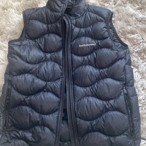 Säljer en peak performance väst - Säljer en snygg peak performance väst i mycket bra skick skulle inte säga att den är helt ny men de är fortfarande mycket bra skick. Köpt för ca 1300 men priset är ej hugget i sten.