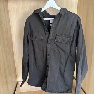 Brun skjorta från Norse Projects - Säljer en stilren grå skjorta/overshirt från Norse Projects till ett väldigt bra pris. Hör av er vid frågor!