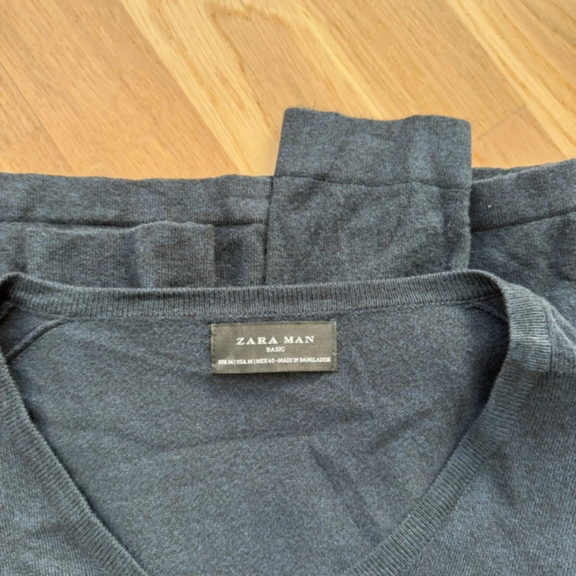 Svart v-ringad tröja från Zara Man - 1