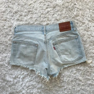 Levis shorts - Säljer mina SÅ fina shorts från Levis som tyvärr är lite små! Passar XS-S! Bra skick 💕Bild med de på finns på sista bilden! ⭐️