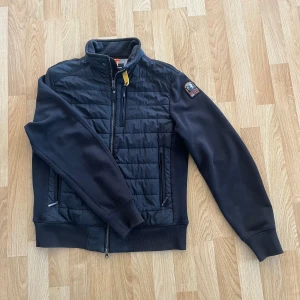Svart fleecejacka / Cardigan från Parajumpers - Säljer en svart fleecejacka från Parajumpers. Nypris: 4200kr. Pris kan diskuteras.