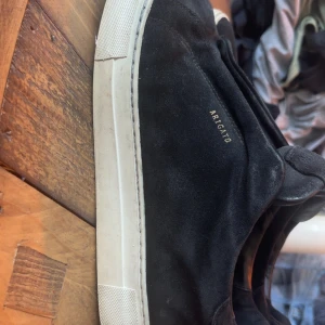 Axel arigato skor - Säljer ett par arigato skor i använd skick skorna har en defekt som man kan se på bild 3 jätte fina skor som är redo på nytt, perfekt till vardagen skolan eller jobbet funkar även perfekt till fester.Hör av er vid flera funderingar 