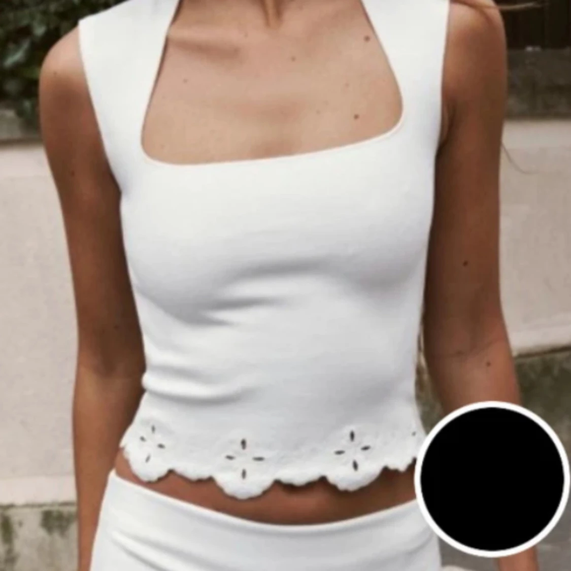 Stickad topp med fyrkantig krage i stretch  - 1