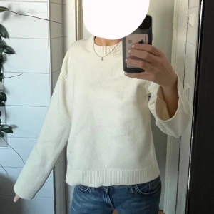 Vit stickad tröja - Krämvit stickad tröja från Gina tricot i storlek xs. Nästan aldrig använd så superfint skick💕